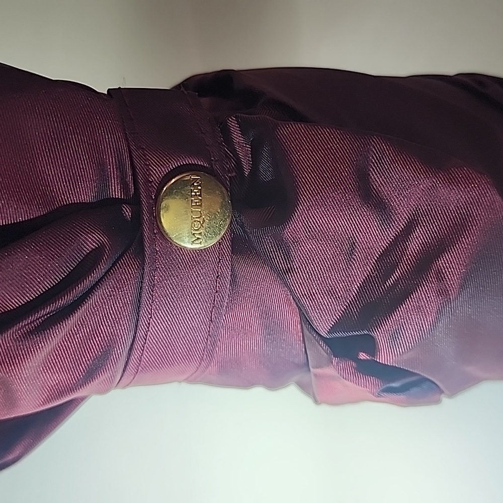 Umbrella Alexander McQueen Black Skull Wine Stopper with Burgundy Sleeve - Picture 8 of 16